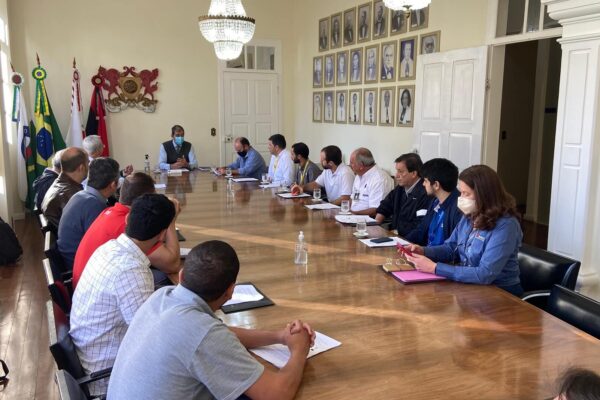 grupo de pessoas da ConectarAGRO e UFV em reunião sobre projeto de extensão