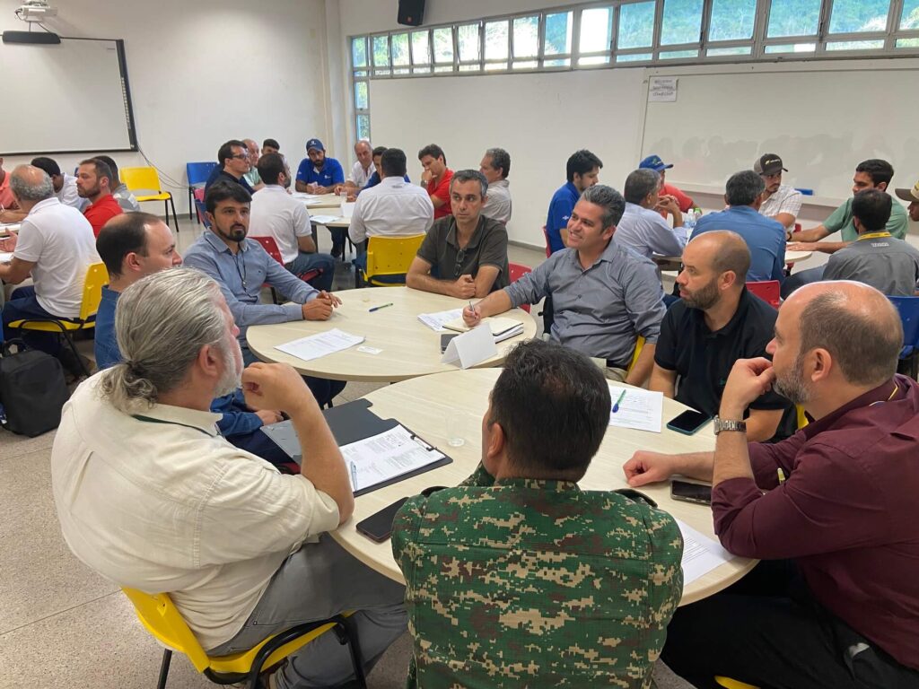 grupo de pessoas da ConectarAGRO e UFV em workshop sobre conectividade