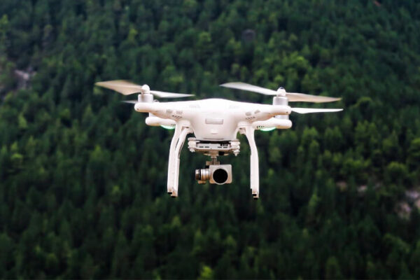 Drones agrícolas - Imagem criada por Jason Blackeye— unsplash.com