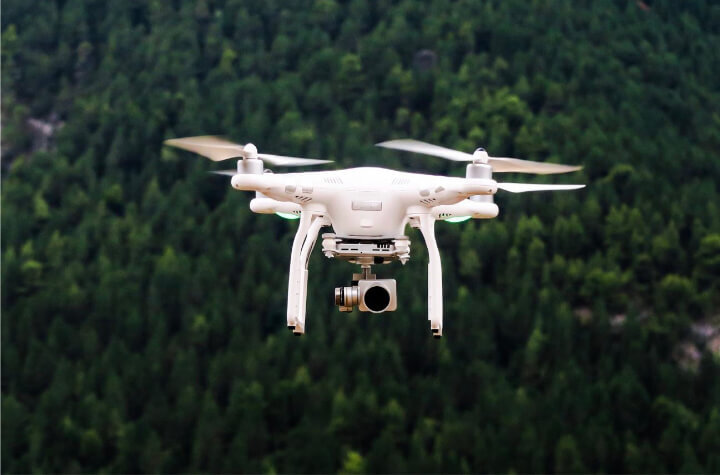 Drones agrícolas - Imagem criada por Jason Blackeye— unsplash.com