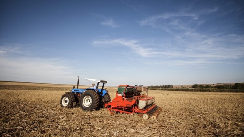 Imagem maquina no campo - semeadura de grãos