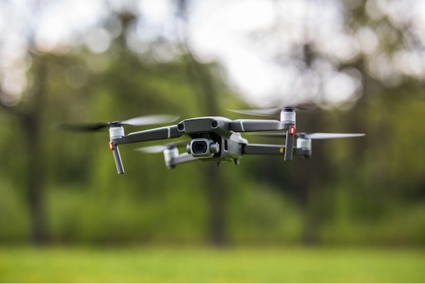 Drone agrícola sobrevoando campo